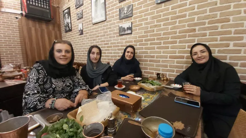 İRAN MUTFAĞI
Fars mutfağından izler taşıyan İran, kebap çeşitleri ile dillere destan bir mutfak. 

İran mutfağı, Orta Doğu’daki en lezzetli ve taze mutfaklardan biridir. Kırmızı etin sıklıkla kullanıldığı İran mutfağında tatlı ve ekşiyi bir arada tadabileceğiniz zıt lezzetler bulunur. Pirinç başta olmak üzere tahıllar, meyve ve sebze ağırlıklı bir mutfaktır. Genelde et ve sebze karışık bir şekilde güveçte pişirilir.

Bütün yemekler pilav ile sunulur. İran mutfağında çorbaları doyurucudur. Güveçlerde olduğu gibi çorbalara da sebze ile zenginleştirilir.

İran’ın geleneksel mutfağında tatlıların ana yemekler kadar pek fazla büyük bir yeri yoktur. Ancak, bazı insanlar sıradan bir tatlı olarak Halvas adlı tatlının da büyük bir hayranıdır

Salatalar, taze yeşil otlar, yoğurt ve farklı turşular da bir İran yemeğinin yanında servis edilen yiyeceklerdir.

Orta Doğu’nun geleneksel lezzetleriyle öne çıkan ülkesi İran’ın lezzetli mutfağında neler var?
1- Baghali Polo
2- Fesenjan
3- Ghormeh Sabzi
4- Tadeeg
5- Ash e Reshteh
6- Sabzi Khordan
7- Doogh
8-Zereshk Pilavı
9-Horeş Bademcan
10-Abgoosht

1- Baghali Polo
Baharat konusunda Hindistan’ı aratmayan İran yemeklerinin en sevilenlerinden biri Baghali Polo’dur. Pilavın zeytinyağıyla kavrulup pişirildikten sonra dereotu ve farklı beş çeşit baharatla harmanlanmasından oluşan yemek oldukça popüler lezzetlerden biridir.
 
2-Fesenjan
En ünlü ve sevilen iran khoreshtlerinden ( pilav ile beraber servis edilen sulu yemek) biridir. Ana malzemesi incecik dövülmüş ceviz, tavuk veya dana eti ve nar ekşisi olan bu yemek, etin ceviz ile uzun saatler boyunca çok kısık ateşte pişirilmesi ile hazırlanır. Bu kadar az malzeme ile hazırlanmasına rağmen, yemegin son derece zengin ve doyurucu tadı insanı şaşırtır.

3-Gohormeh Sabzi
İran mutfağının meşhur sebze yemeği.Ispanak, kişniş, maydonoz, taze çemen, taze hardal, taze soğan, pırasa, ayı sarımsağı ve iran'a özgü diğer yeşilliklerin kıyılarak et suyunda haşlanması ile elde edilen bir püredir. Kuzu eti, kurutulmuş limon ve fasulye ile birlikte pişirilir.

4-Tadeeg
Taaged, kızarmış yemekleri seven İran halkının popüler yemeklerinden biridir. Safranlı yapılan pilavın aslında dibi tutmuş halde servis edilmesinden oluşan bu lezzet, İran’da denemeniz gereken yemeklerden biridir.

5- Ash e Reshteh
Baharatlı yemeklerden bir diğeri Ash e Reshteh’dir. Bu lezzetli çorbanın içerisinde yok yok! Ispanaktan nohuta, mercimekten naneye birçok sağlıklı ve lezzetli malzemenin bulunduğu çorbadır..

6- Sabzi Khordan
Yemeklerin yanında servis edilen taze otlardan oluşan Sabzi Khordan, salata gibi dilimlenmeden büyük parçalar halinde düz bir tabakta sunulur.

7- Doogh
Geleneksel olarak, çeşitli probiyotik türleri içeren yüksek oranda fermente edilmiş yoğurtla yapılır. İran mutfağında kullanılan yoğun ekşi yoğurt ve nane ile yapılan buzla servis yapılan bir içecektir.

8-Zereshk Pilavı
En güzel İran yemeklerinden biri olan Zereshk Polo Morgh, genellikle tavuk ve domates yahnisi yanında safran ve yaban mersini ile yapılan bir pirinç yemeğidir. Kelimenin tam anlamıyla, muhteşem bir yemektir.Yemeğin üzerine ayrıca kırmızı narlar serpilerek servis edilir. 

9-Horeş Bademcan
Kuzu güveci olarak da bilinen horeş bademcan, patlıcan, domates ve pilavın güveç haline getirilerek üzerine kuzu eti ilave edilmesi ile yapılıyor. Son derece lezzetli bir yöresel yemektir.

10-Abgoosht
Abgoosht, İran yahnisidir. İçinde sunulduğu geleneksel çömlekte bulunan Dizi olarak da bilinen geleneksel bir tek kaplık tencere yemeğidir. Bazıları onu "nohutla koyulaştırılmış doyurucu bir koyun eti İran çorbası" olarak tanımlar.